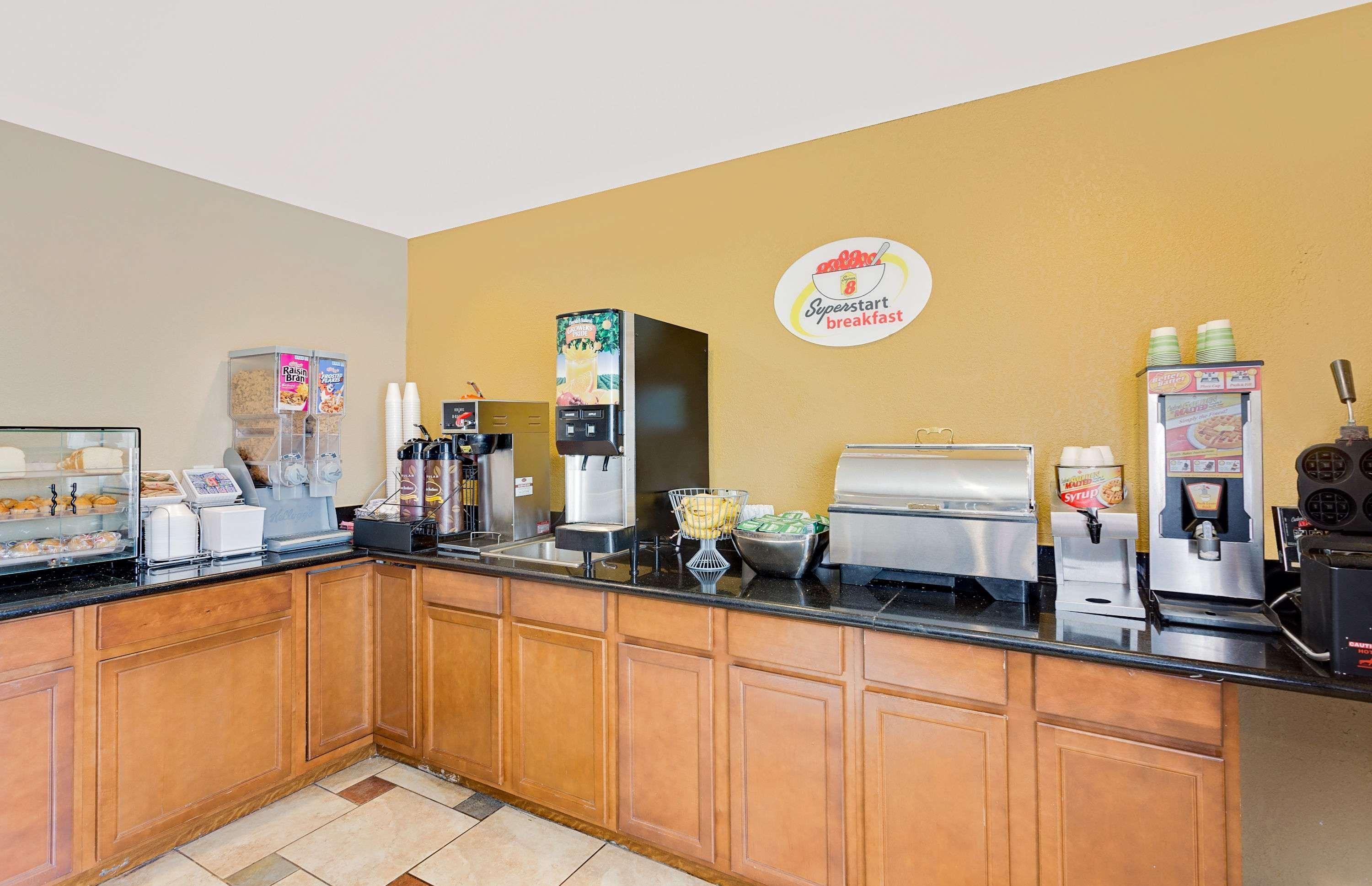 Hotel Super 8 By Wyndham Decorah Exterior foto
