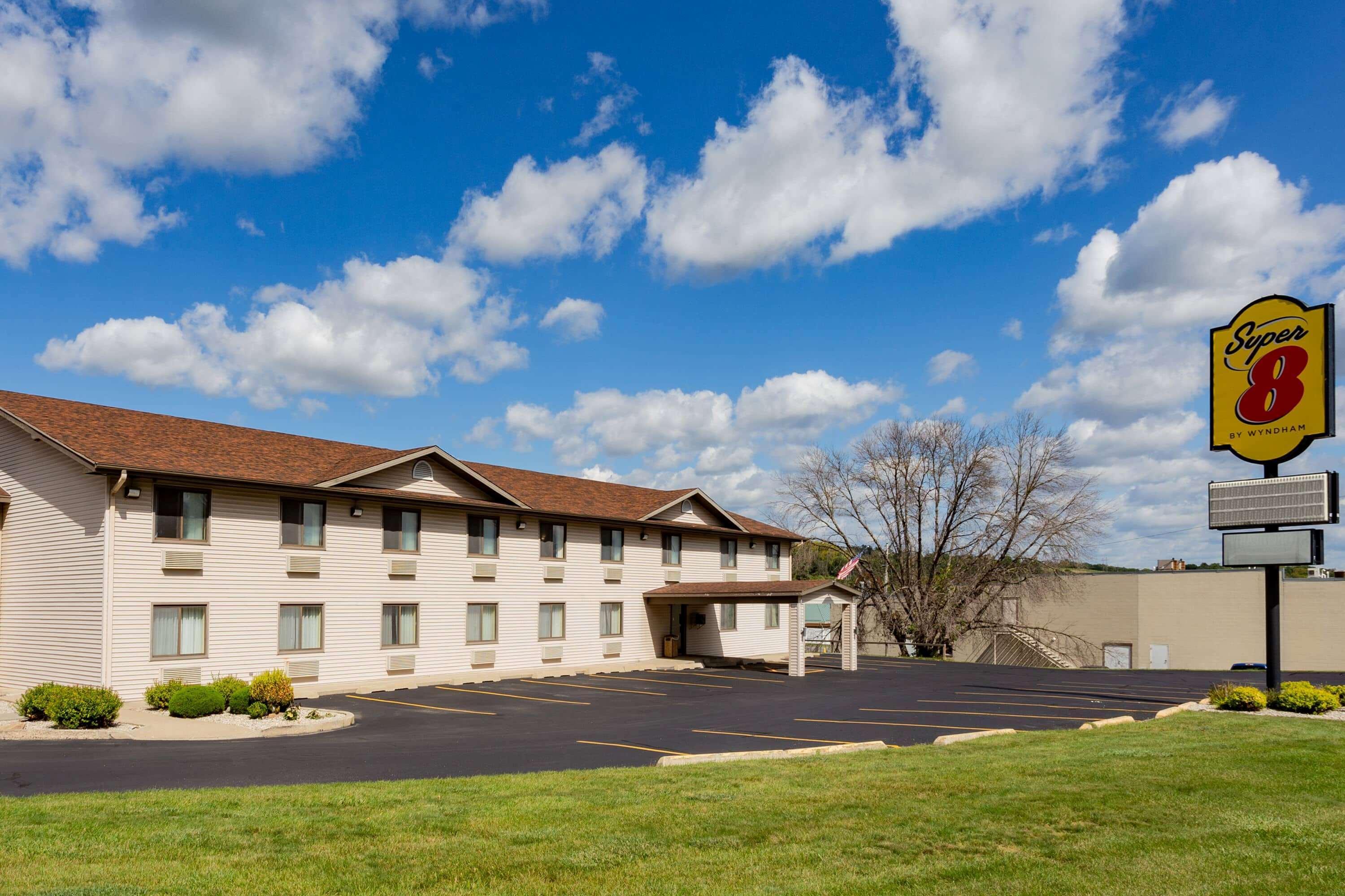 Hotel Super 8 By Wyndham Decorah Exterior foto