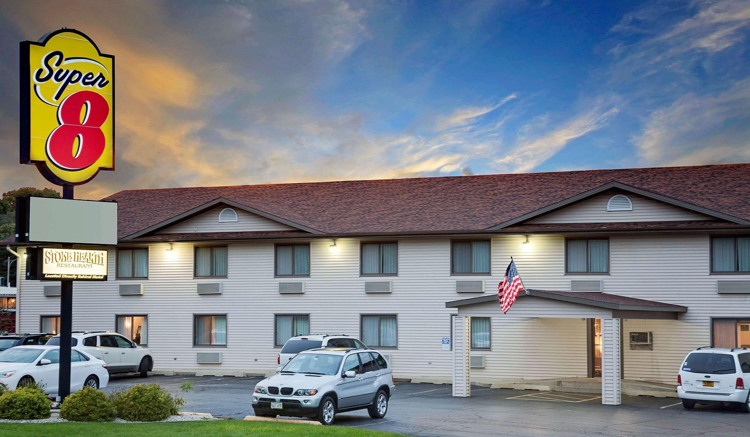 Hotel Super 8 By Wyndham Decorah Exterior foto